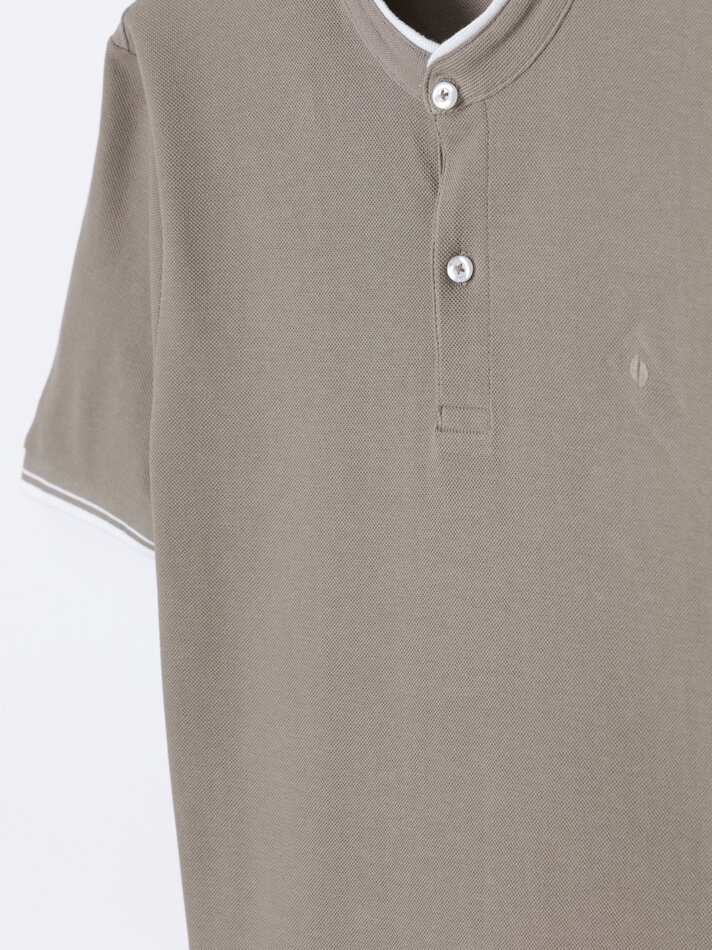 Camisa polo com gola mandarim bordada - Marrom claro