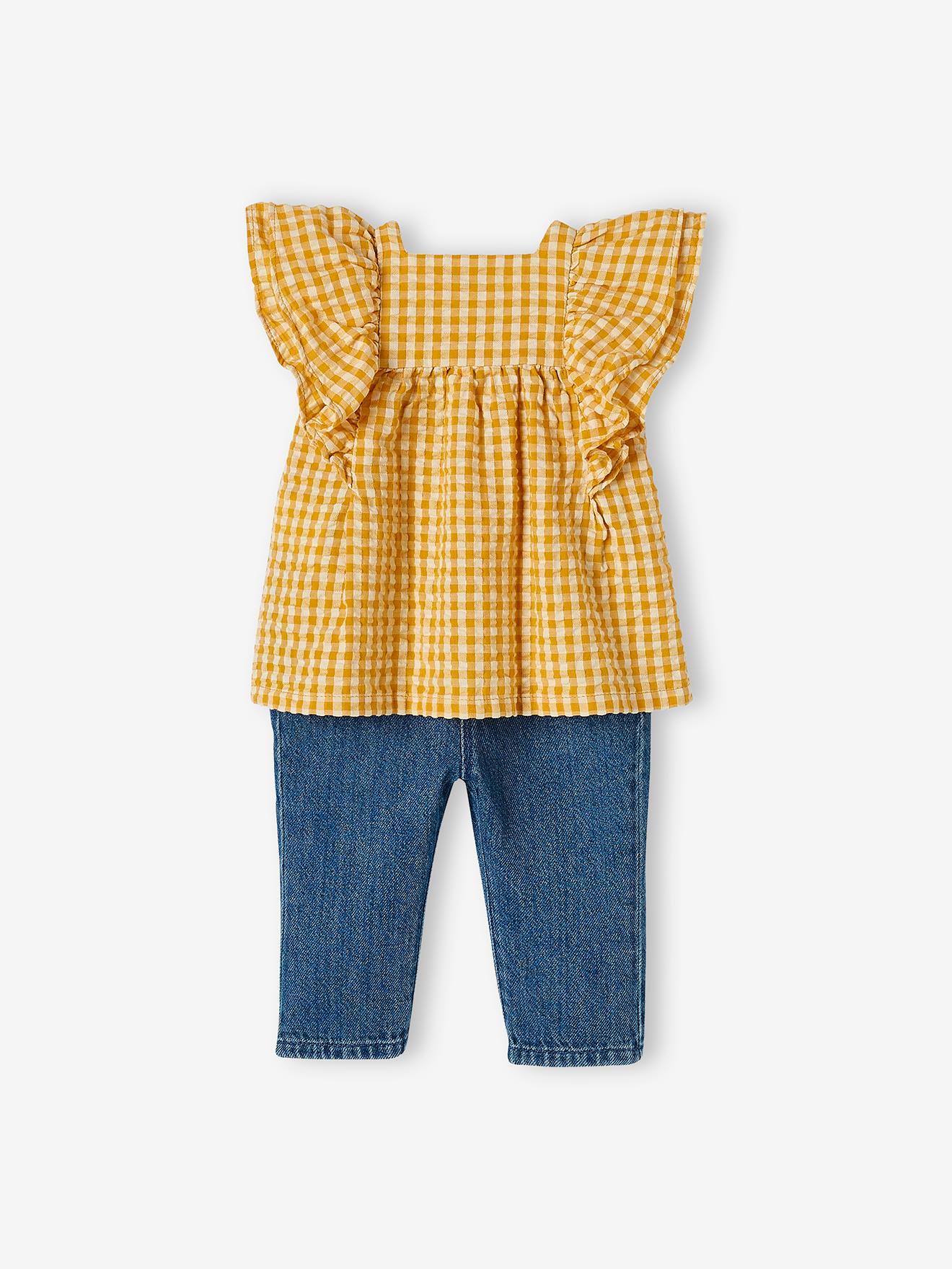 Conjunto infantil tamanho médio com blusa xadrez amarela e calça jeans de pernas largas.