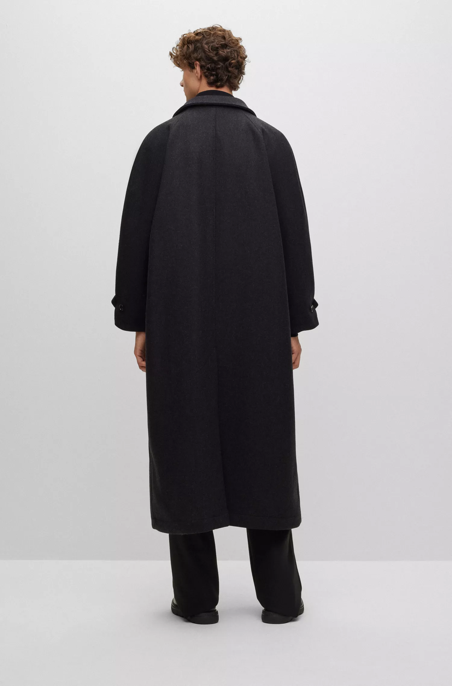 Casaco BOSS preto de corte regular em lã virgem e cashmere.