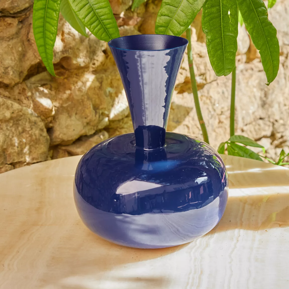 Vase en métal émaillé fait main (H23 cm) Cléa Bleu roi brillant
