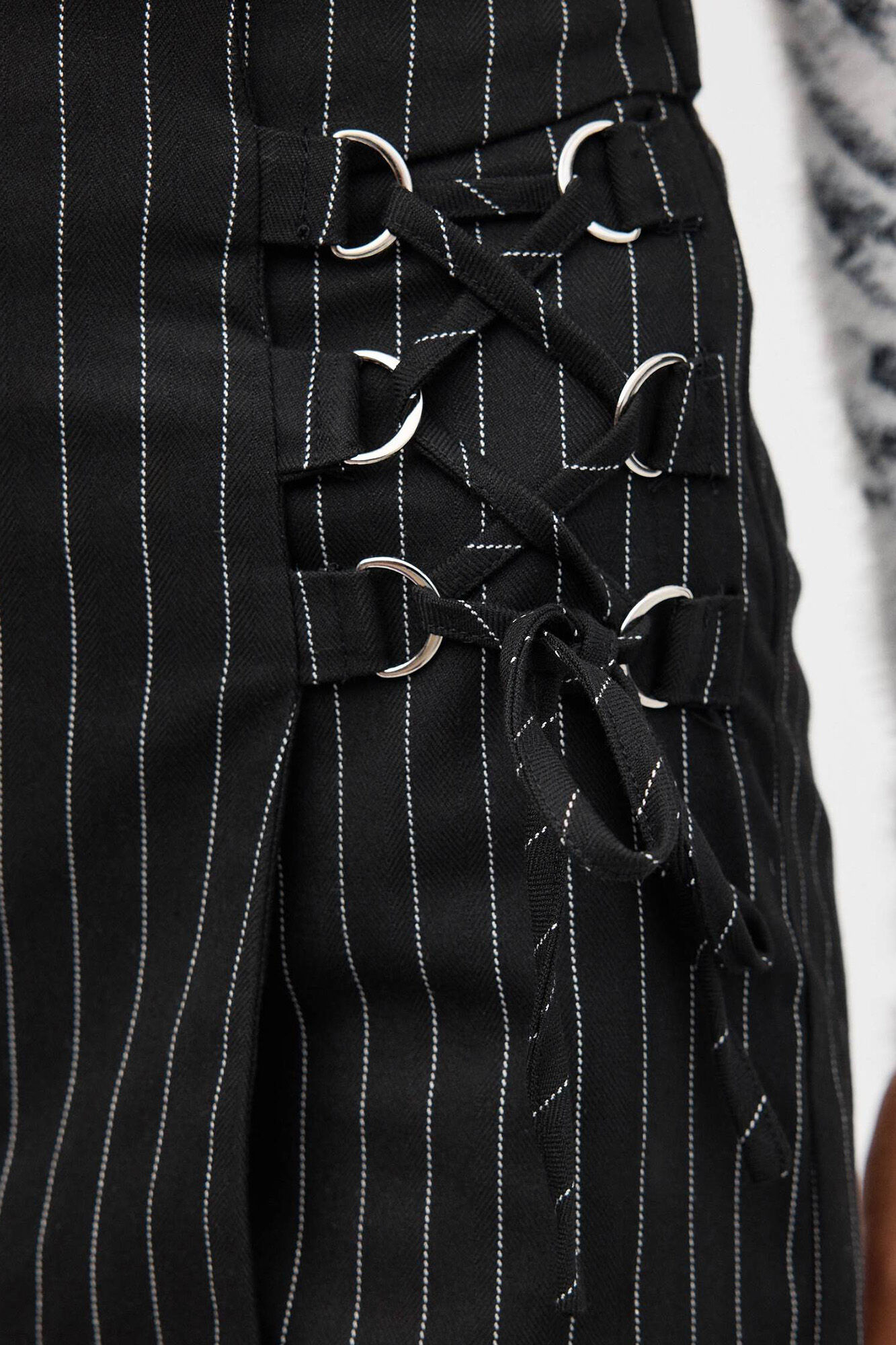 Saia-calça com cadarço e acessórios