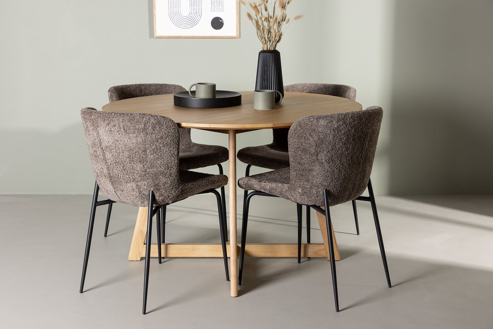 Yakidon og Modesto Spisegruppe Yakidon rundt spisebord Ø120cm i eik med 4 stk. Modesto spisestoler i Mørk Grå bouclé og sorte ben.
