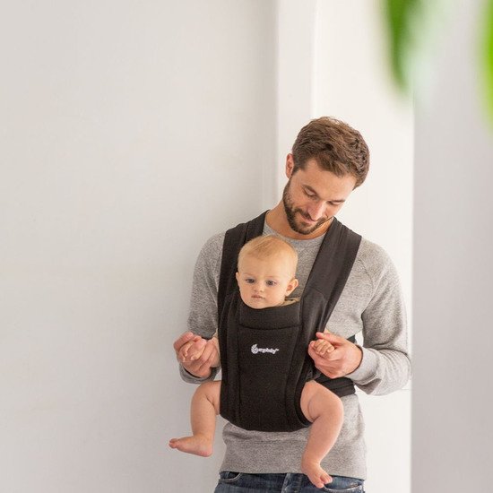 Porte-bébé Embrace    Noir        de               Ergobaby