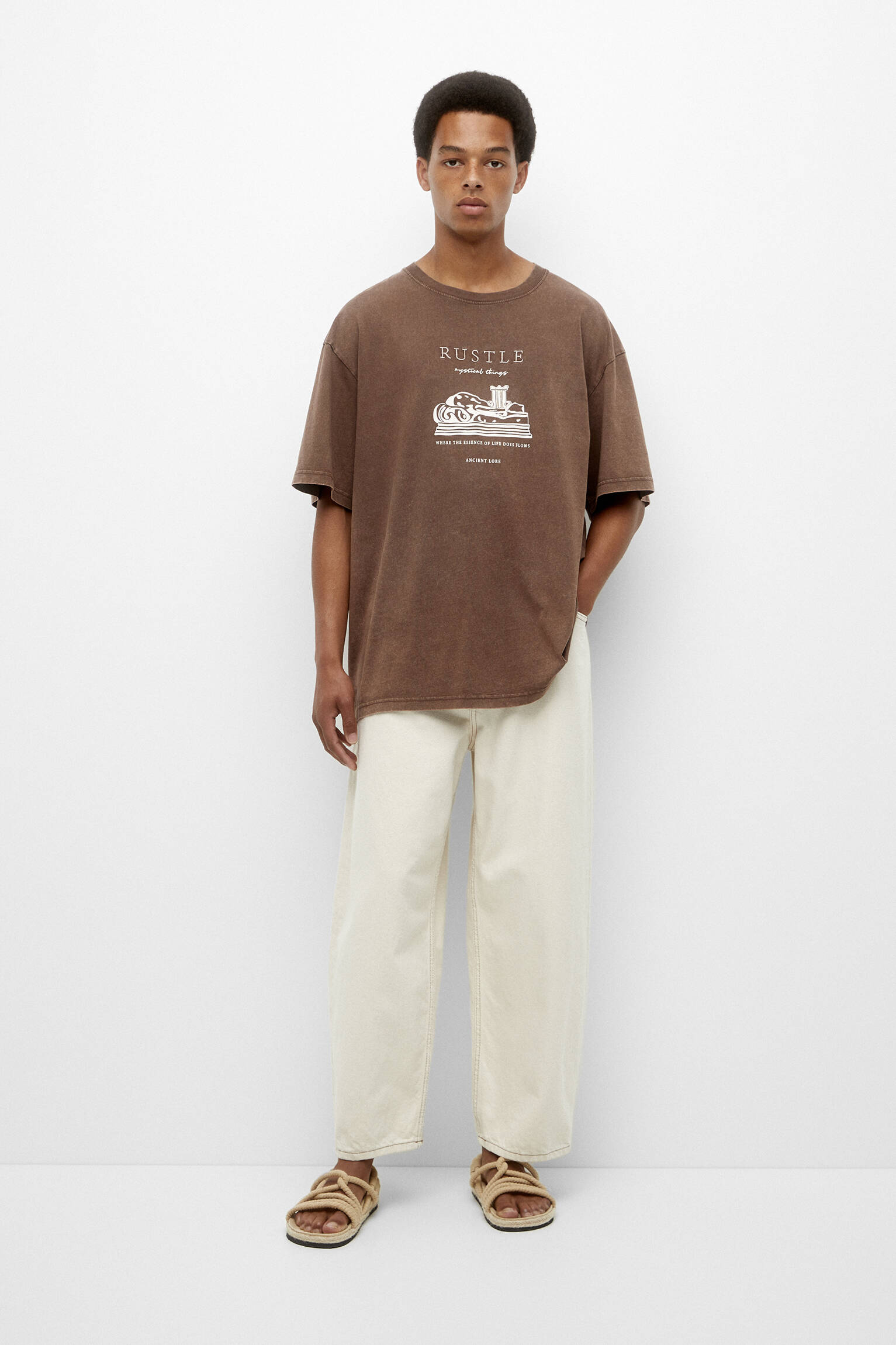 Camiseta marrom com efeito lavado e bordado - Marrom