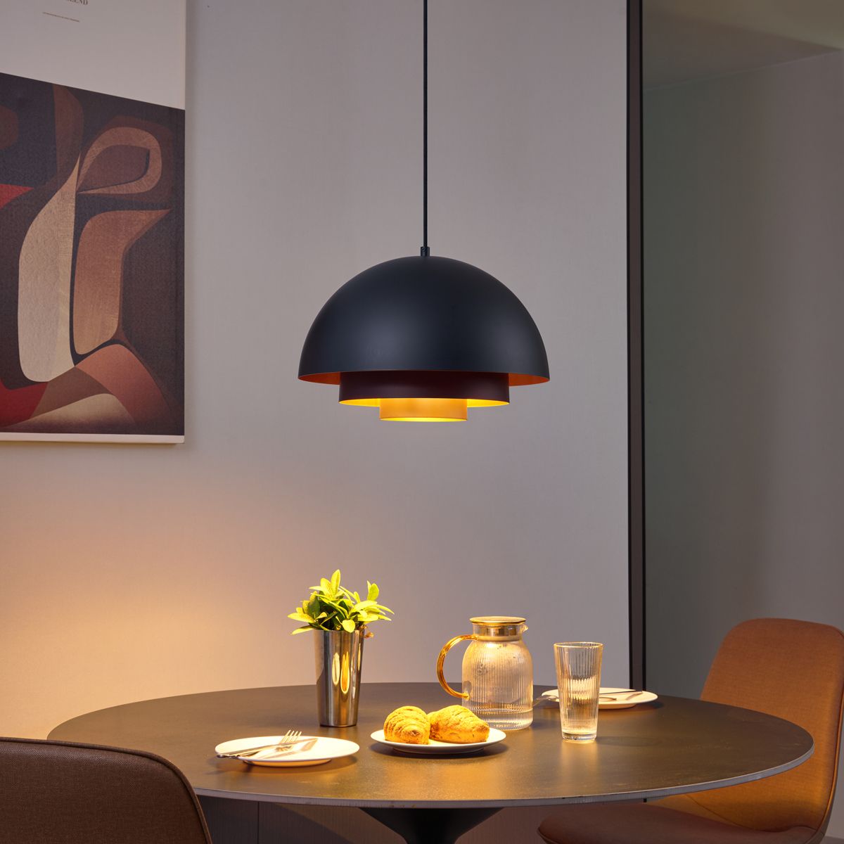 Moderne hanglamp zwart met gouden binnenkant - Loes