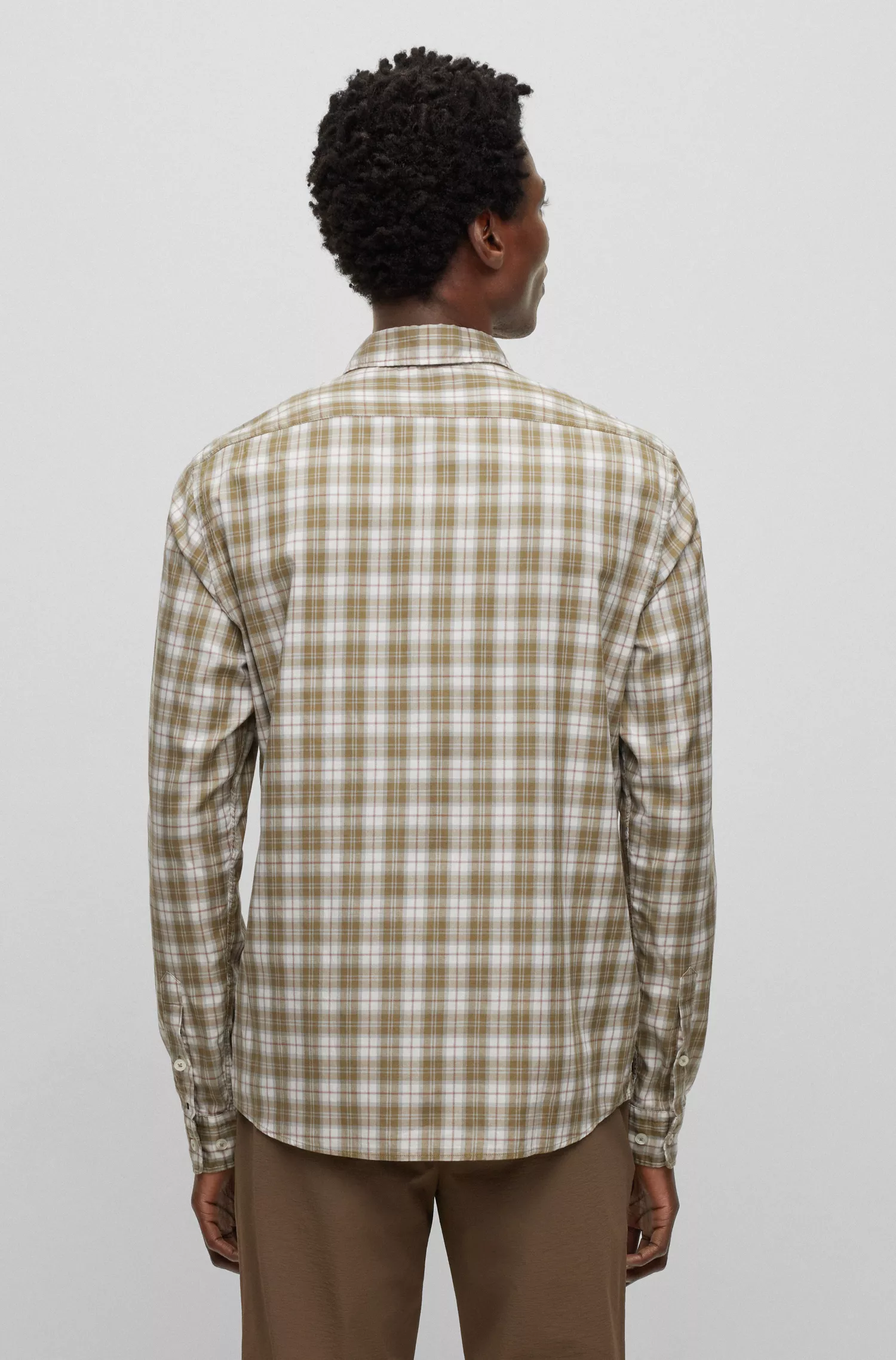 Camisa BOSS preta de corte regular em sarja elástica xadrez.