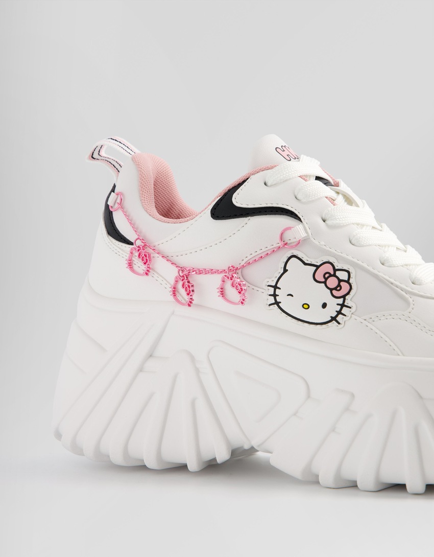 Tênis plataforma Hello Kitty com detalhes em strass