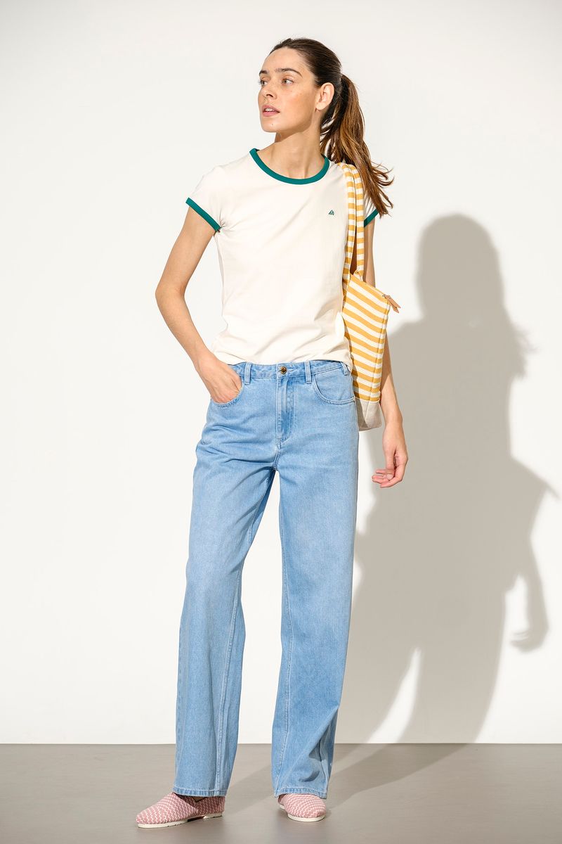 T-SHIRT COM CONTRASTE NA GOLA E MANGAS