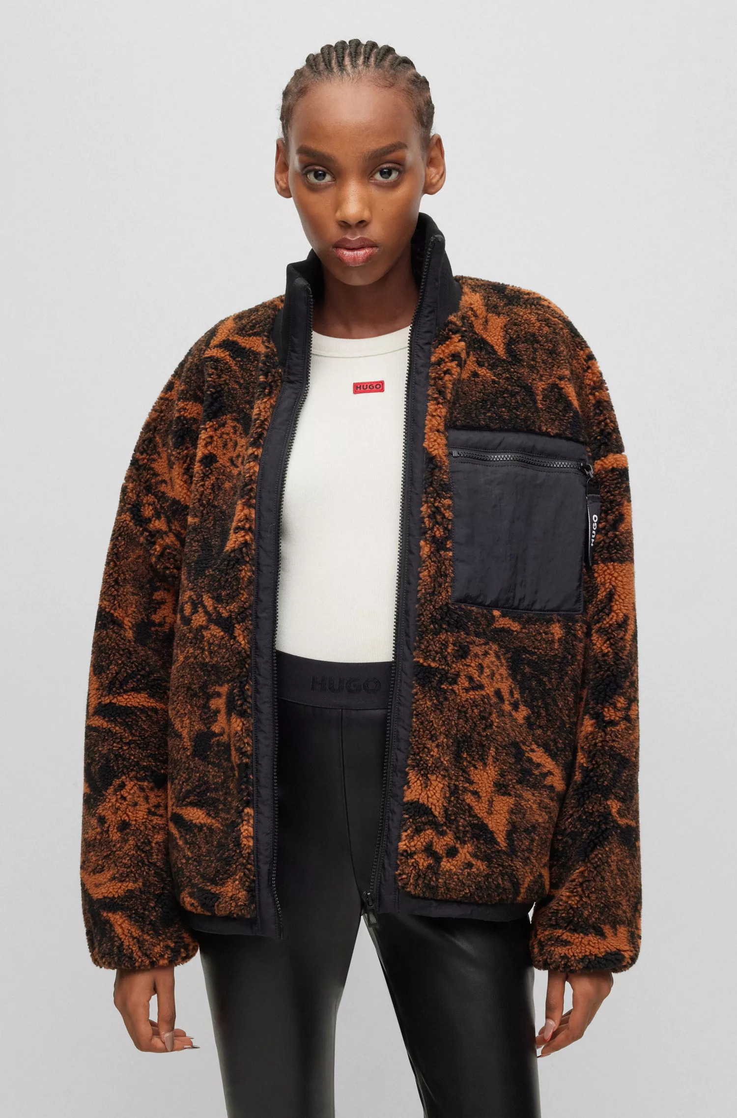 Jaqueta teddy estampada HUGO vermelha, modelagem relaxada e detalhes com o logotipo.
