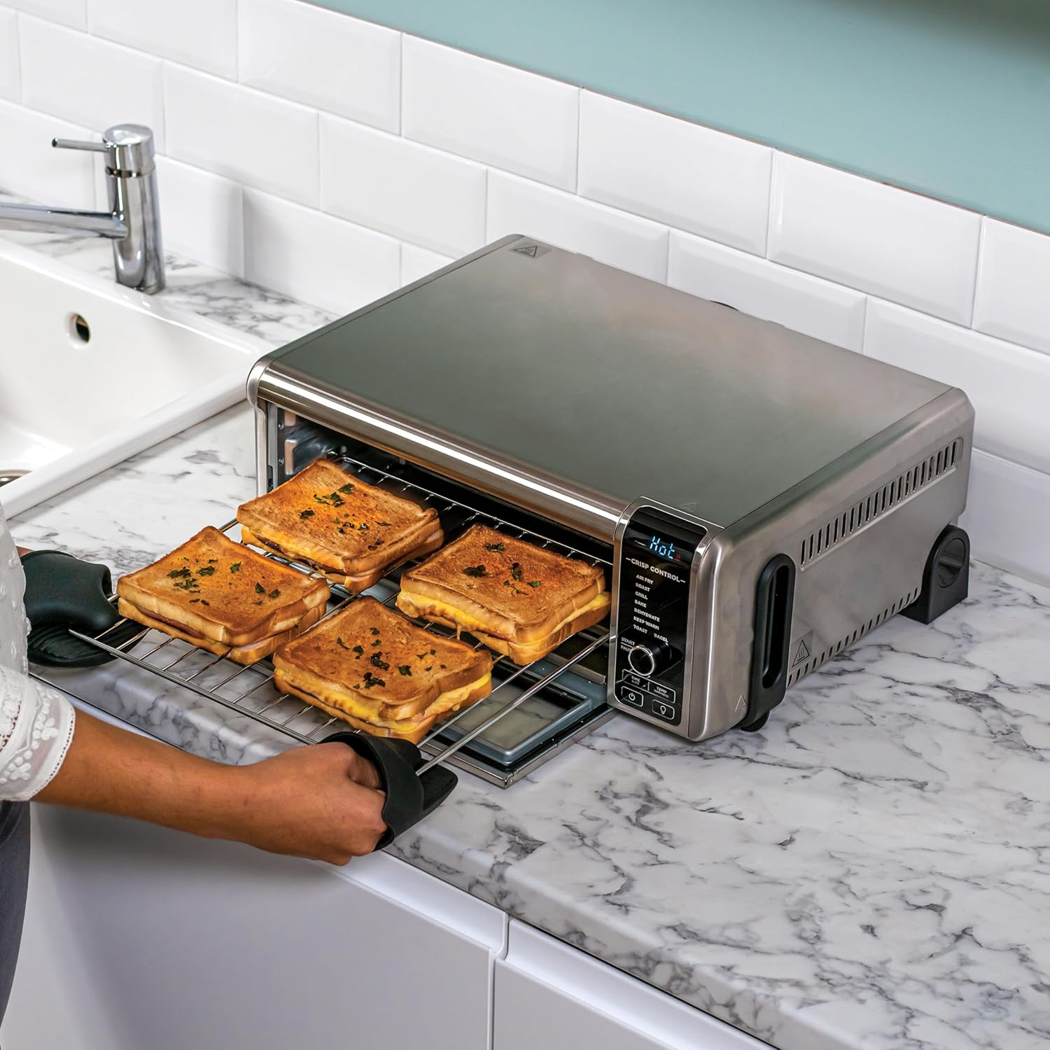 Ninja Foodi 8-in-1 Multifunktionsofen, tragbarer Mini-Ofen für Arbeitsflächen, Multifunktionsofen mit 8 Kochfunktionen; Air Fry, Rösten, Grillen, Backen und mehr. Silber/Schwarz SP101EU