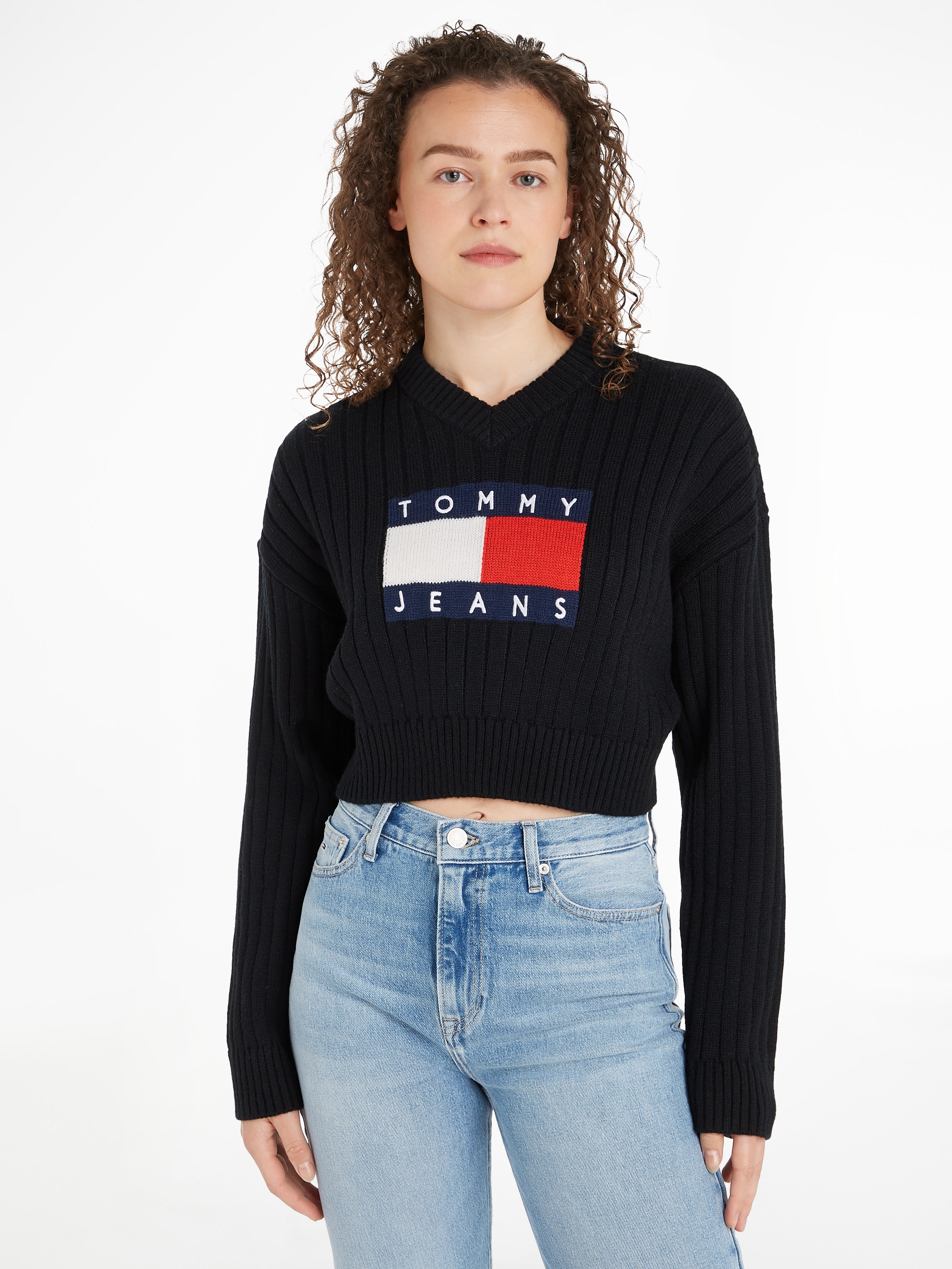 Tommy Jeans Curve V-Ausschnitt-Pullover »TJW VNCK CENTER FLAG SWEATER EXT« Grosse Grössen