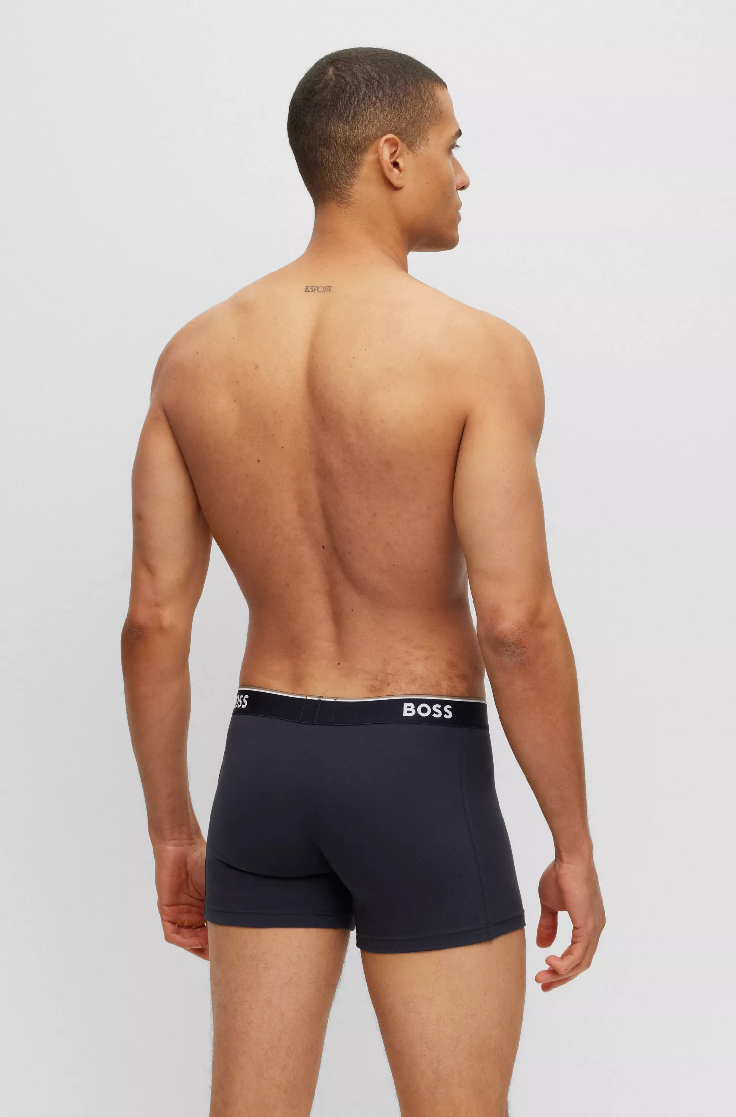 BOSS - Pacote com três cuecas boxer pretas de algodão elástico com logotipos.