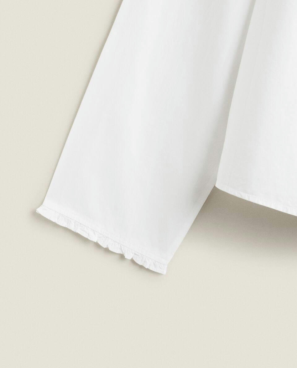 Camisa com detalhes em renda e babados
