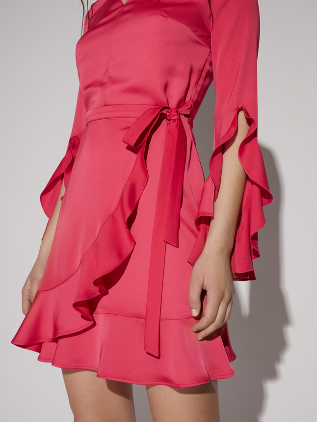 Robe courte cintrée à volants