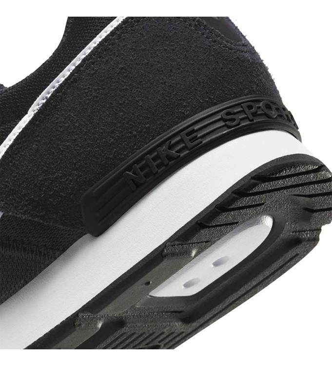 Nike Men Venture Runner Sneakers