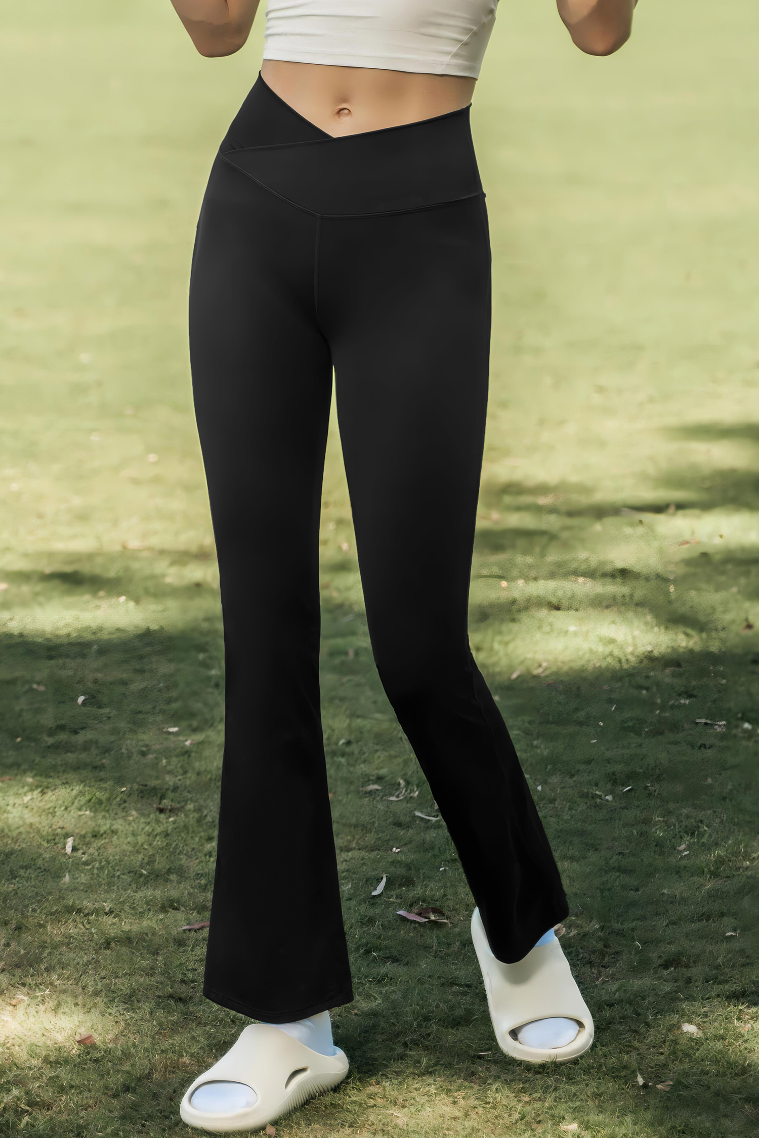 Pantalon actif taille en V à jambe évasée noir