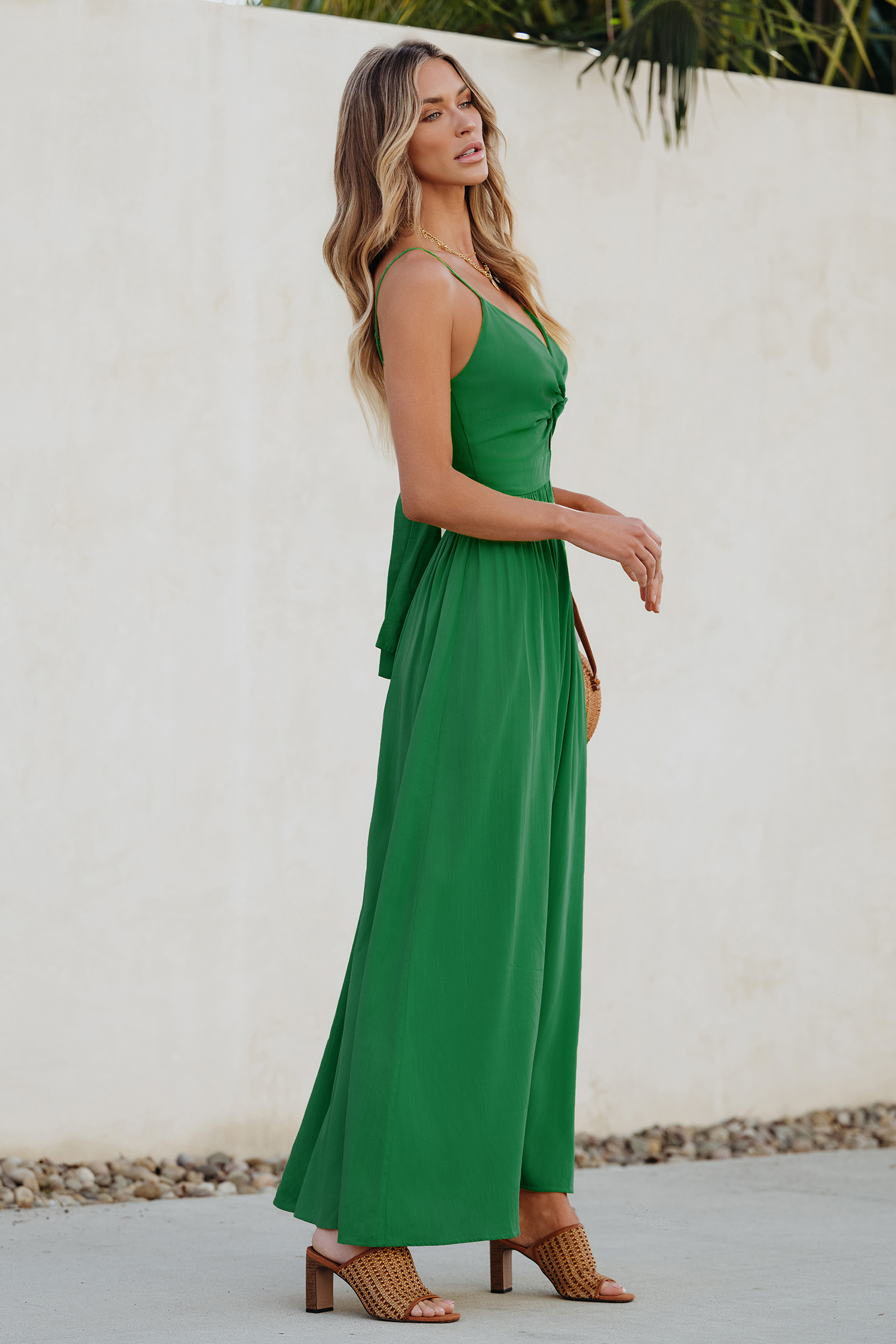 Robe maxi avec trou de serrure torsadé sur le devant verte