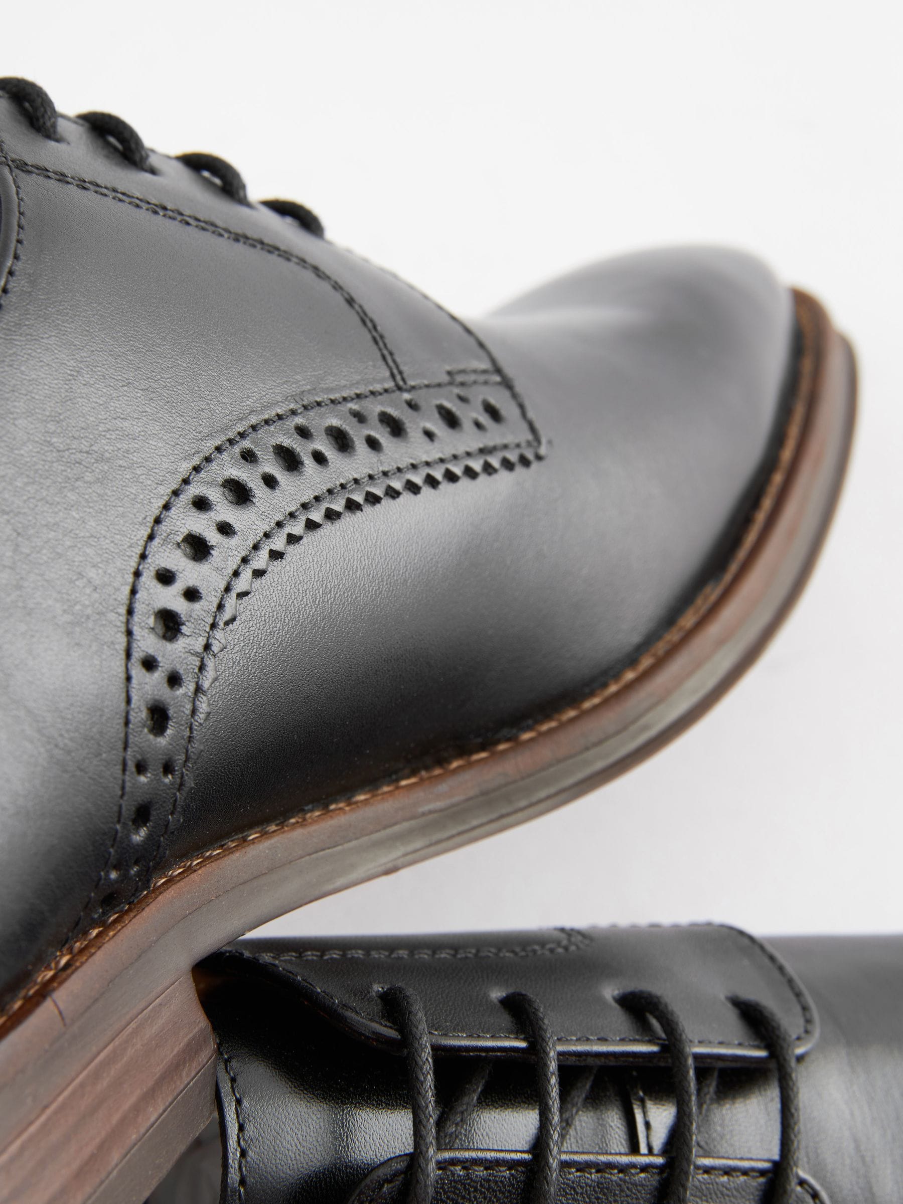 Zwart - Standaard pasvorm - Leren derbyschoenen met contrasterende zool