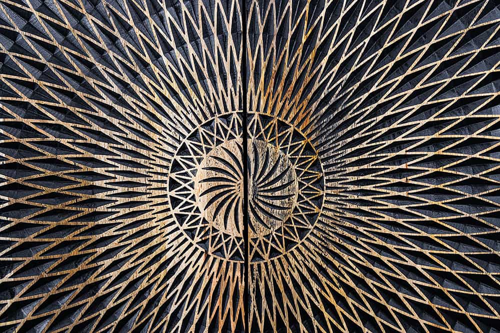 Design Sideboard ILLUSION 180cm schwarz Mangoholz Massivholz mit 3D Schnitzereien gold Eisen Metallgestell