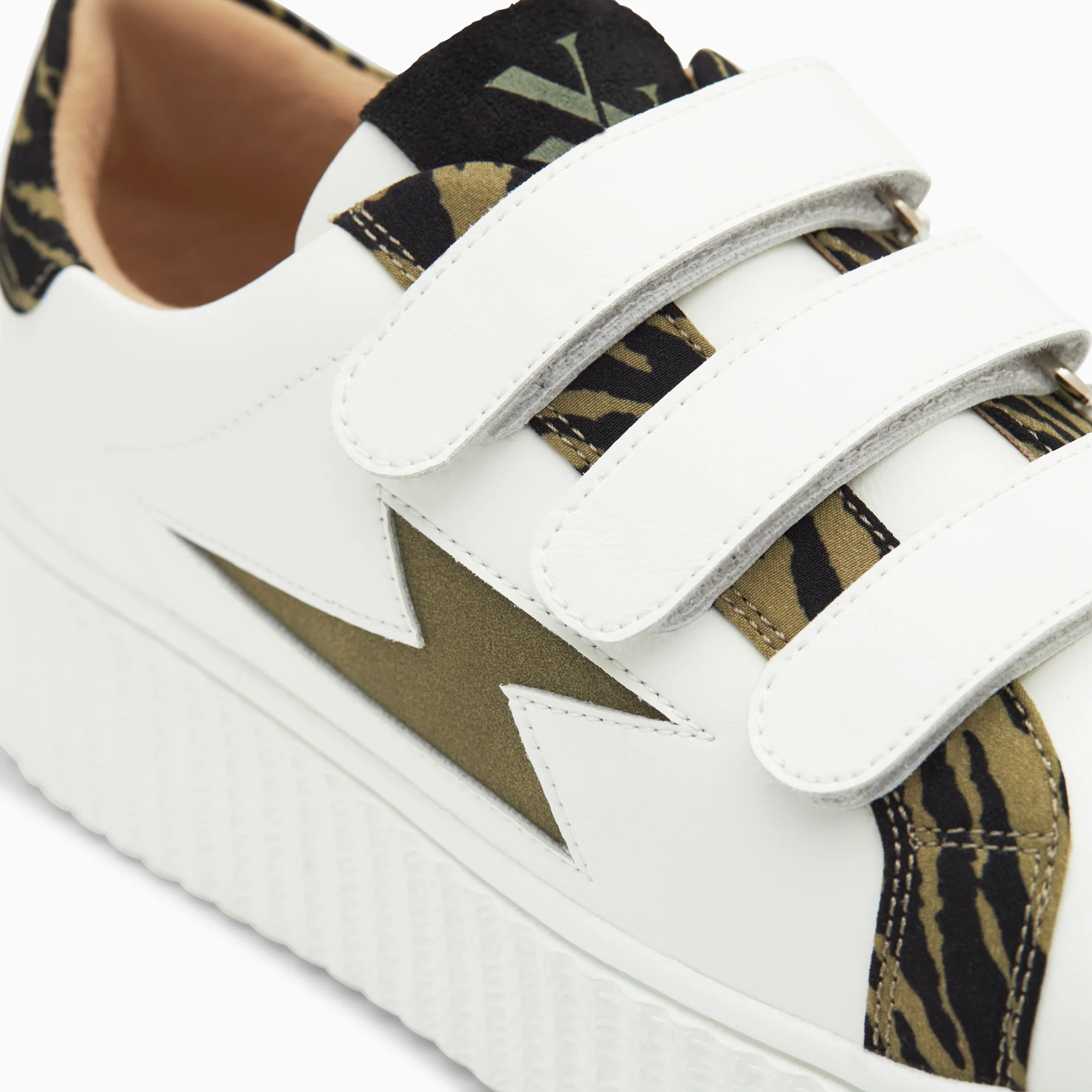 Sneakers-Baskets éclair Ingrid blanc et kaki imprimé zèbre à scratchs