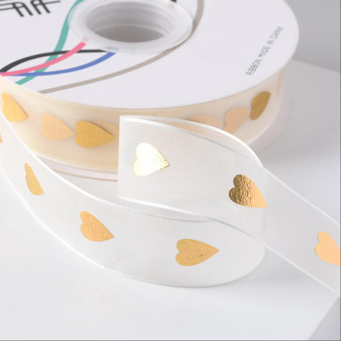 (25mmx18m) Geschenkband Satin Deko Band mit Herz Print - Weiss / Gold