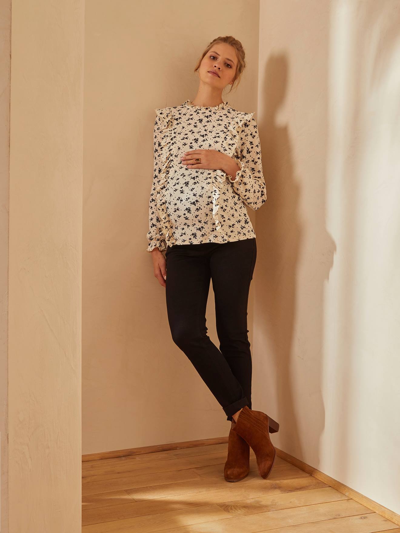 Calça jeans slim para gestantes com faixa lisa cinza-escura sem costura.