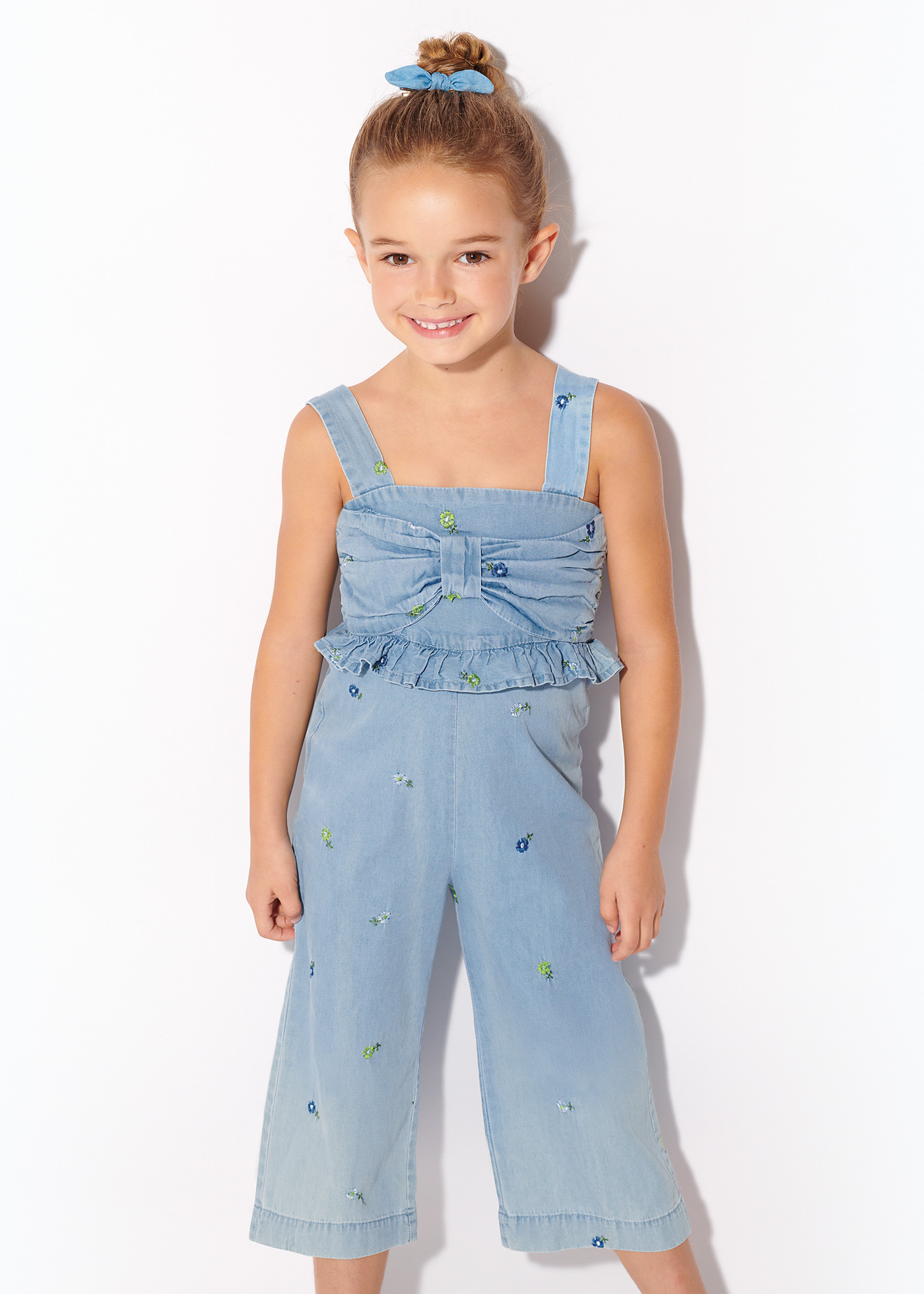 Macacão jeans com bordados em algodão para meninas