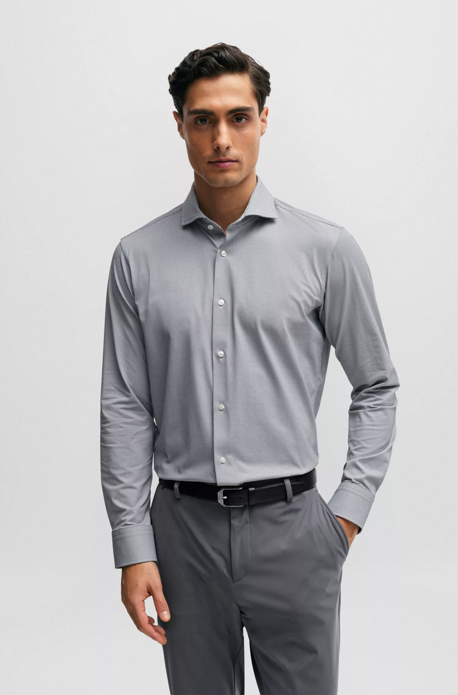 Camisa BOSS preta de corte regular em tecido estruturado de alta performance com elasticidade.