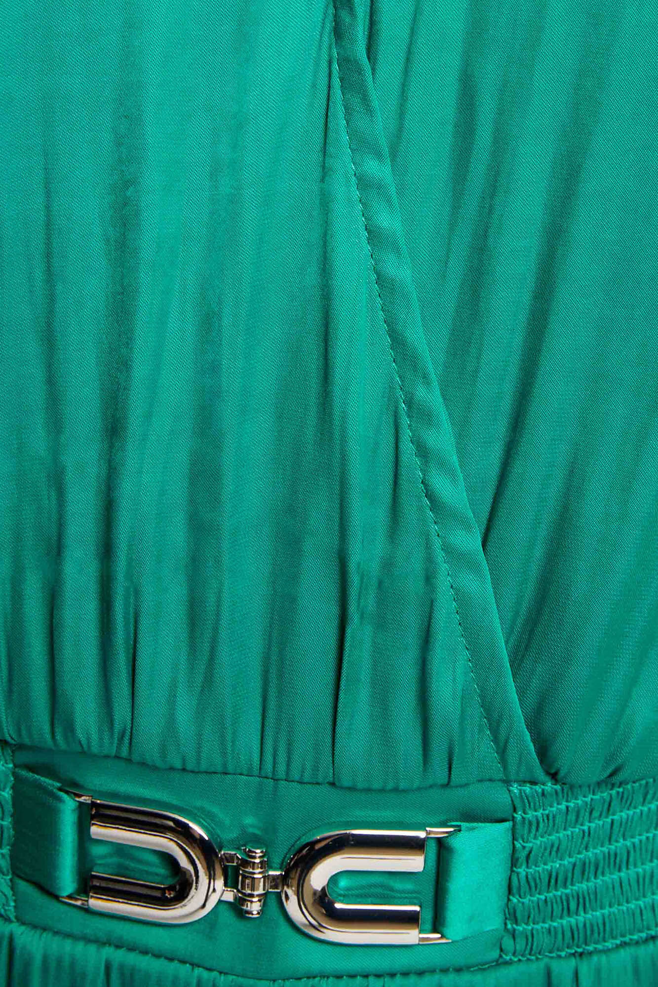 Vestido longo, liso e solto de cetim monocromia - Verde