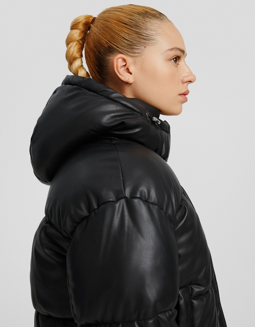Jaqueta puffer com efeito de couro e capuz.