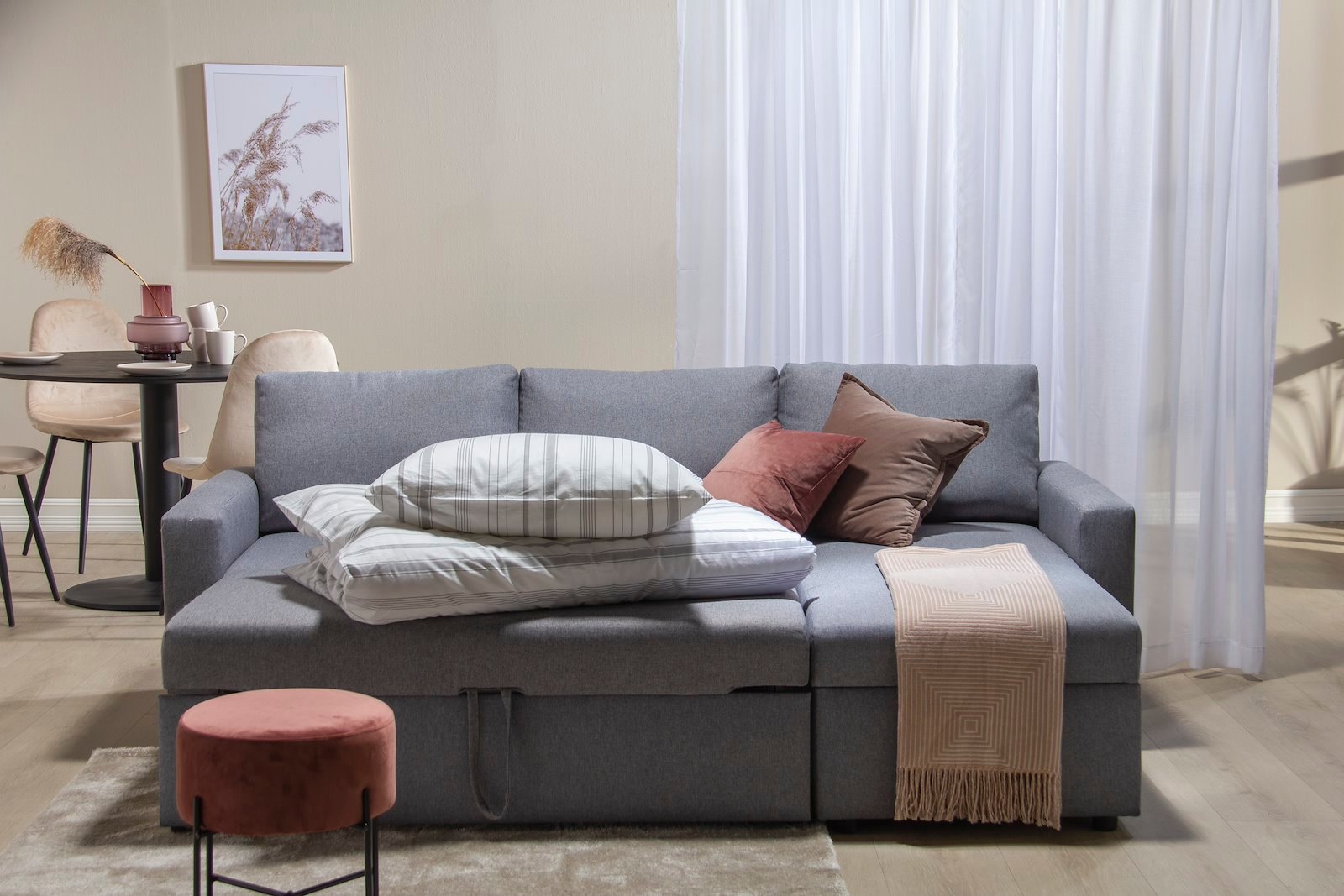 Sacramento sovesofa I tekstil Malmø lysegrå 90 med oppbevaringsrom, uttrekksmadrass og vendbar sjeselong.