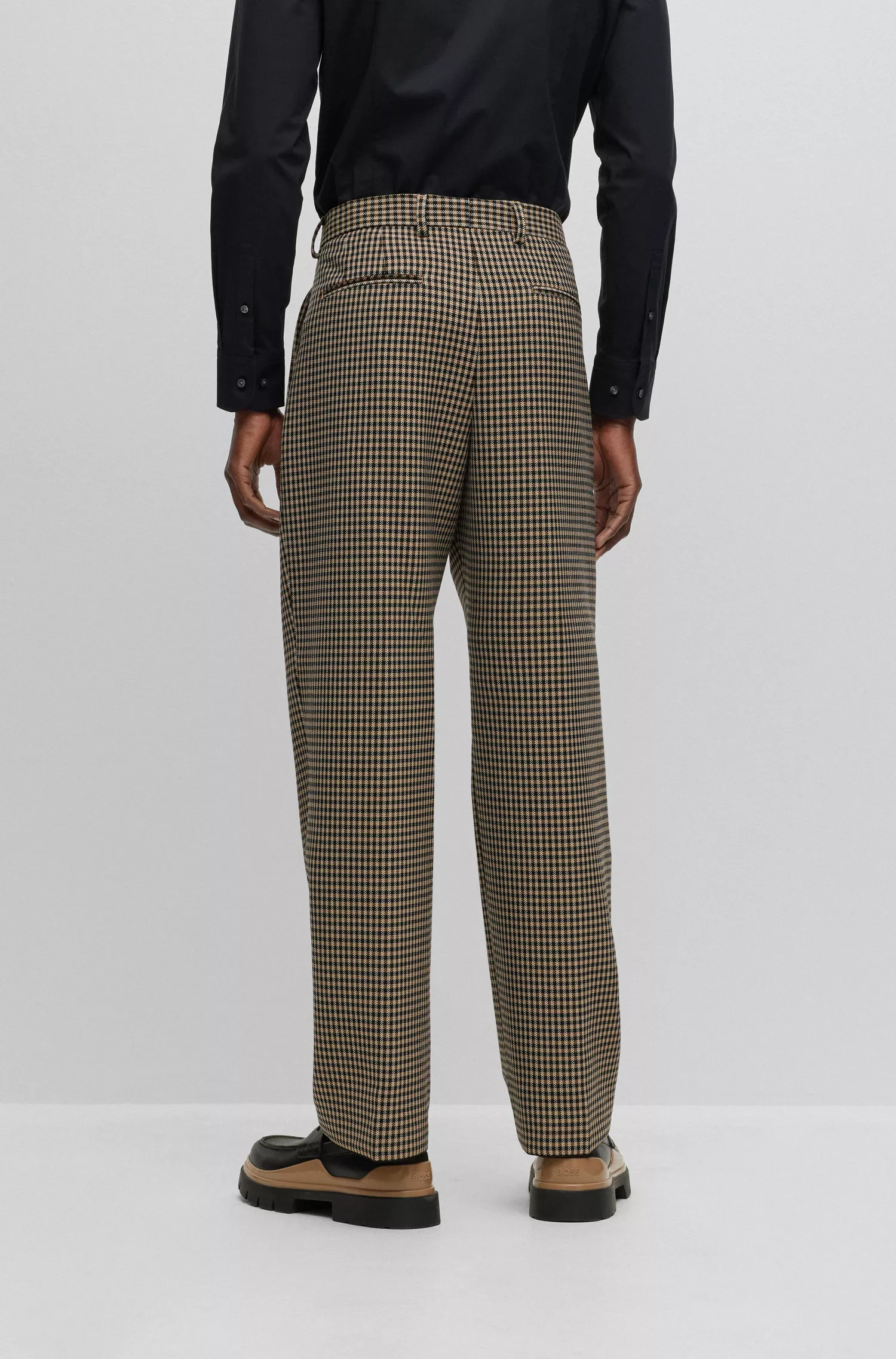 Calça BOSS preta de corte relaxado em tecido elástico xadrez.
