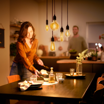 Philips LED globe E27 60 watt 2200K Amber dimbaar