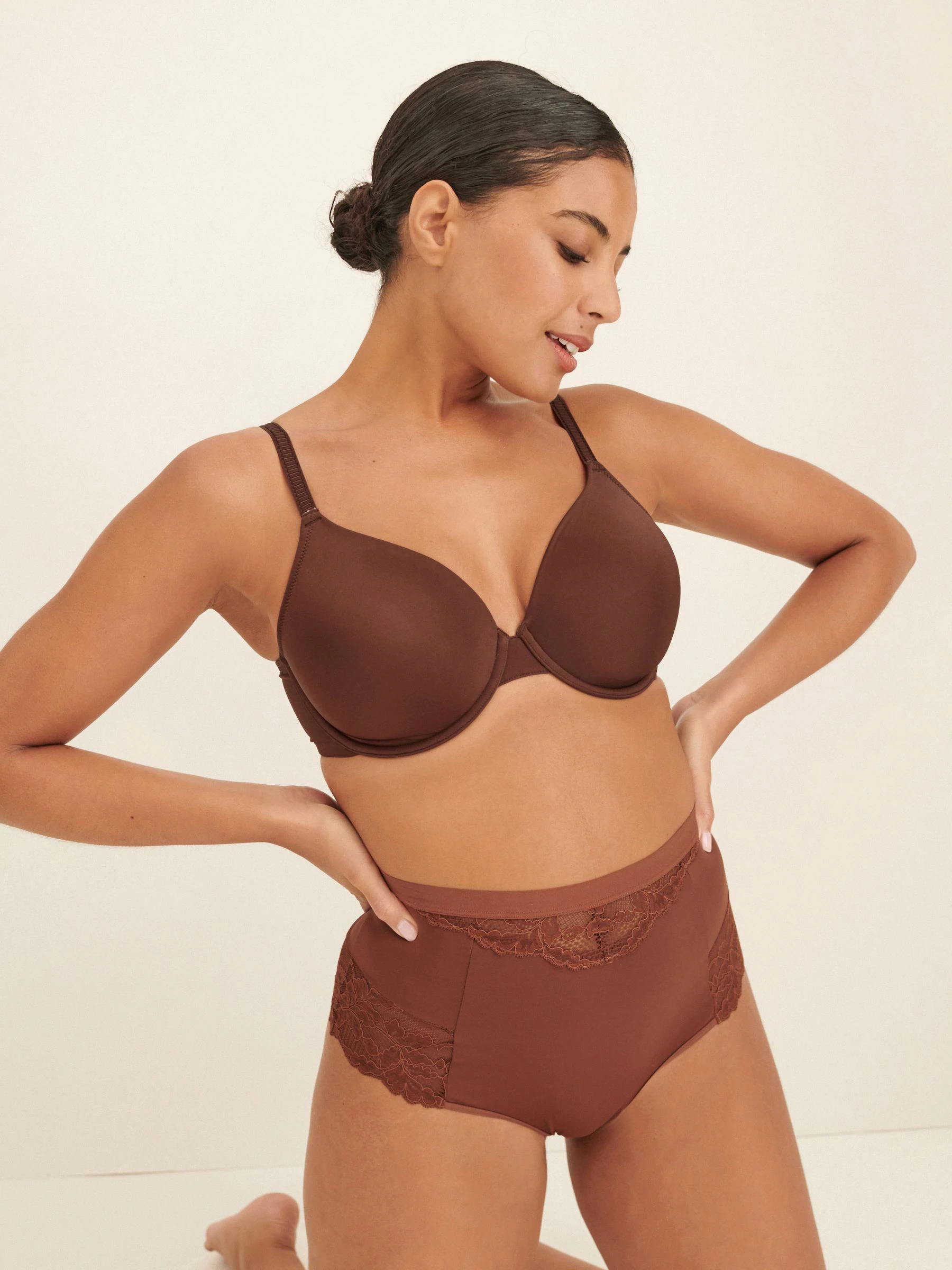 Chocolade nude - 2 Strings met licht buikcorrigerende hoge taille