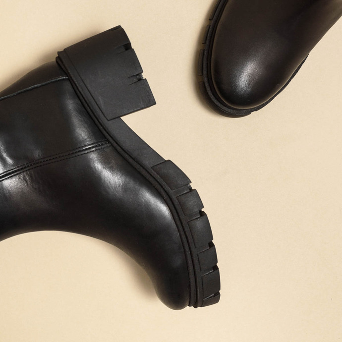 Bottines à talons et semelles crantées  en cuir noir
