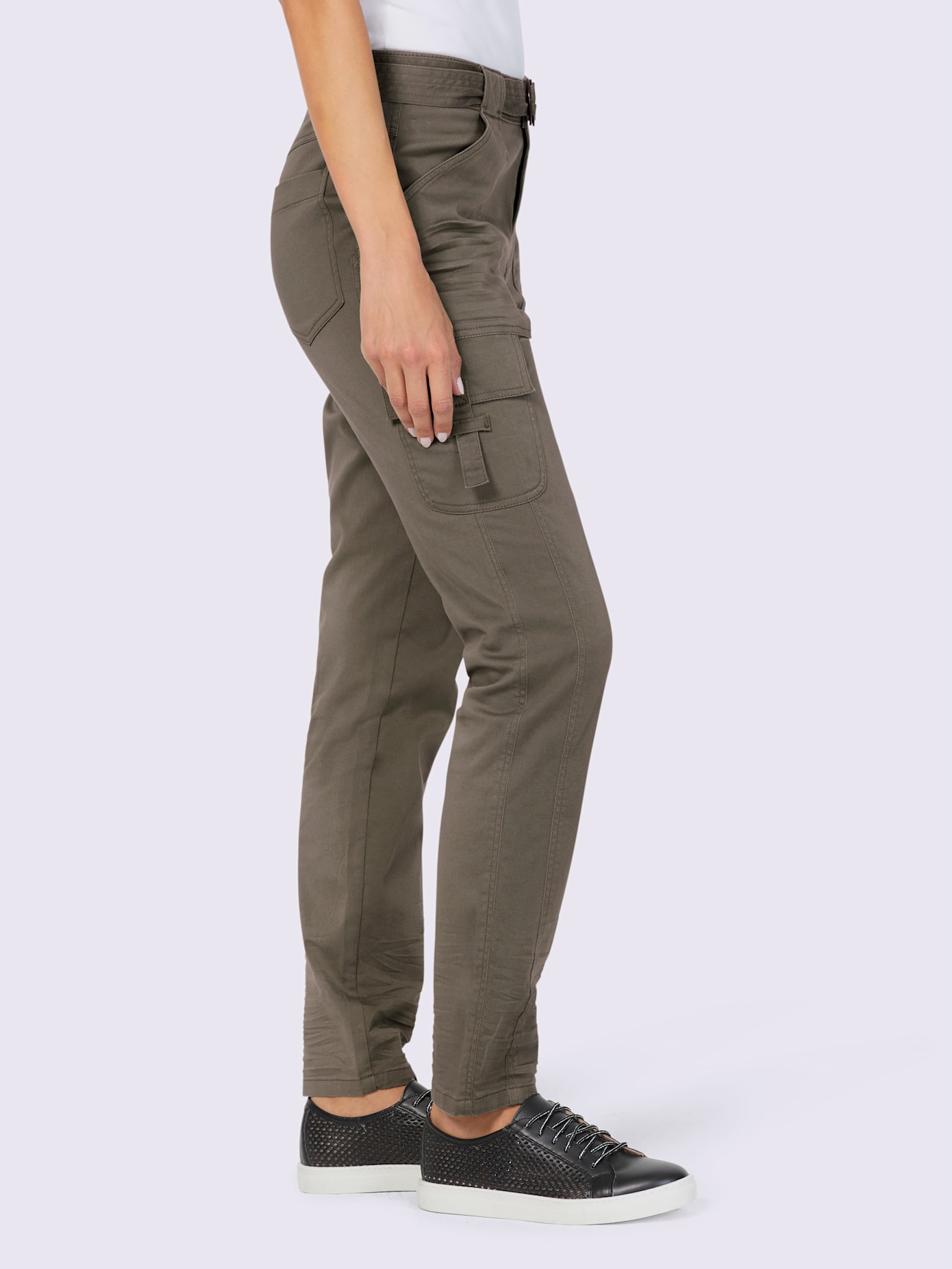 Pantalon cargo livré avec ceinture