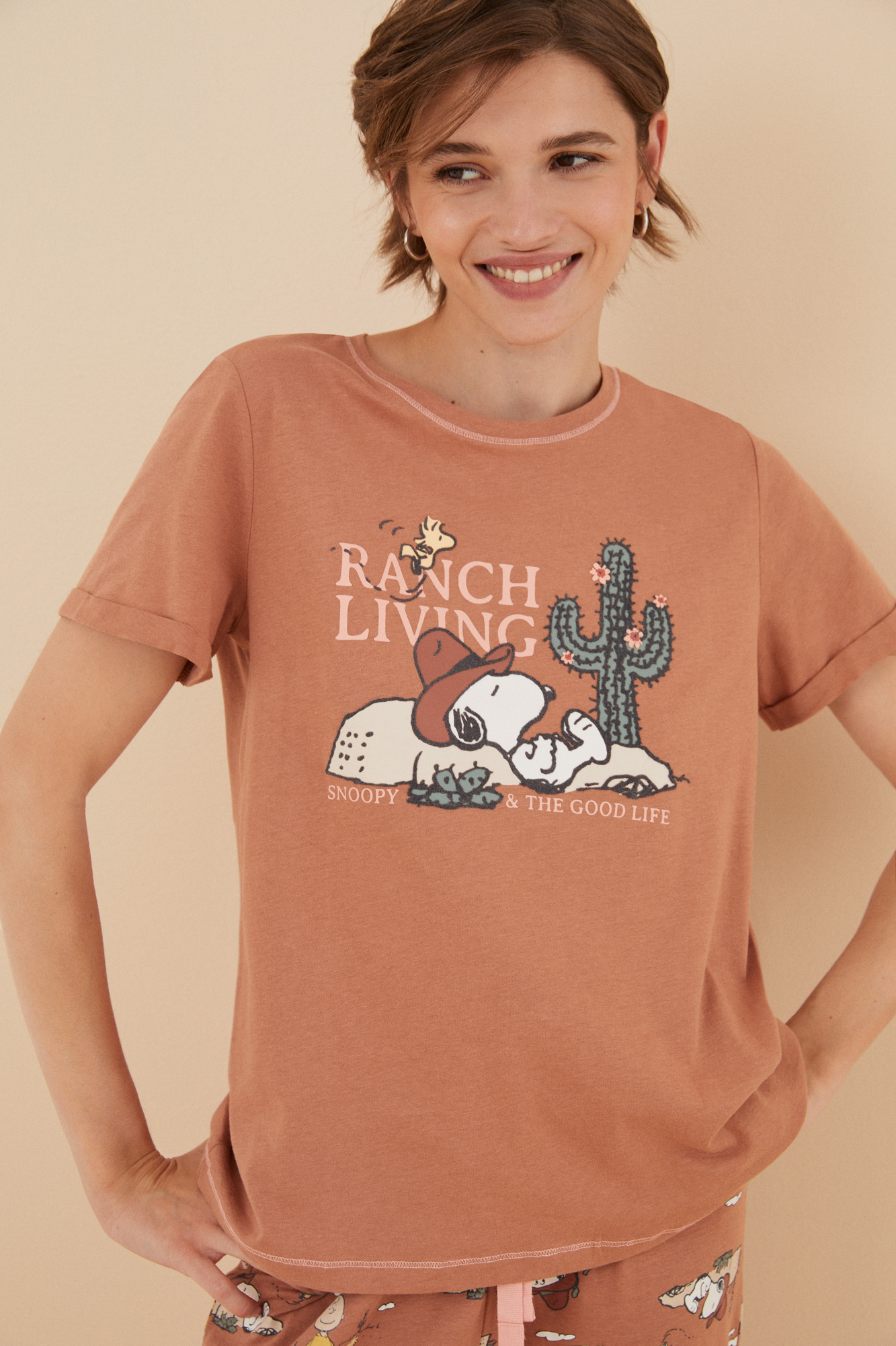 Pijama Capri, 100% algodão, Snoopy, marrom e laranja.