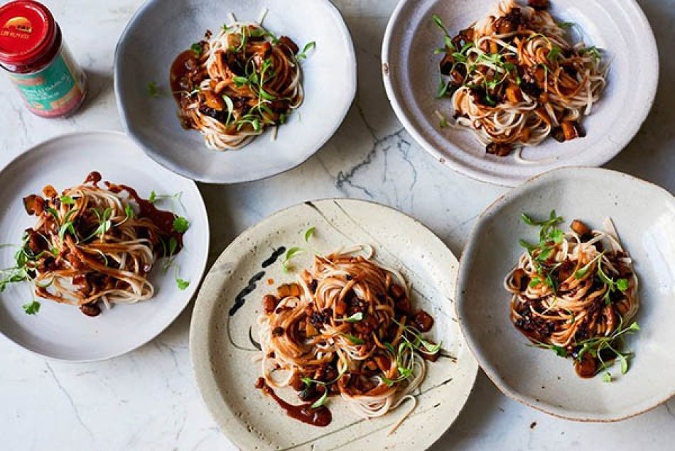 Vegetarische Sichuanese dandan noedels door Ken Hom