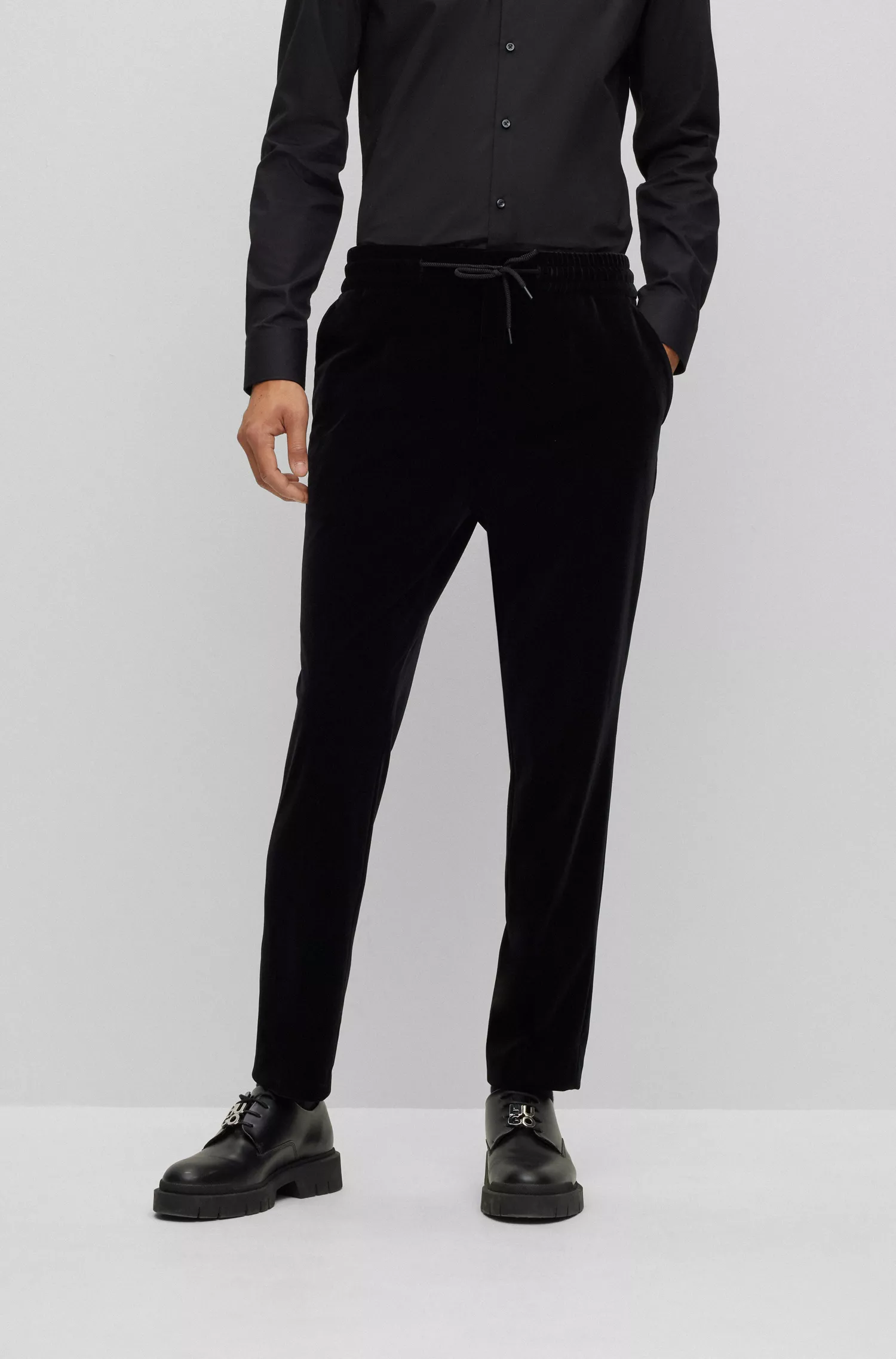 Calças HUGO vermelhas de corte slim em veludo jersey com cintura ajustável por cordão.