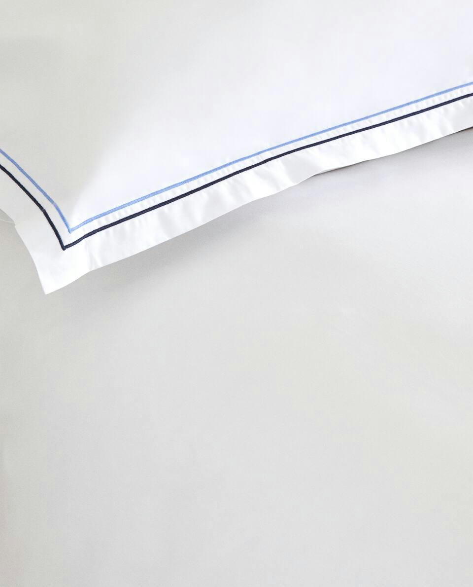 CAPA DE EDREDOM COM DOIS DETALHES BORDADOS