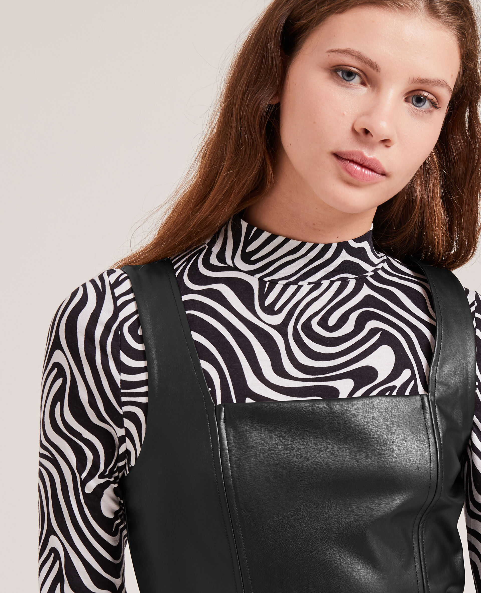 Robe courte en simili cuir - Noir