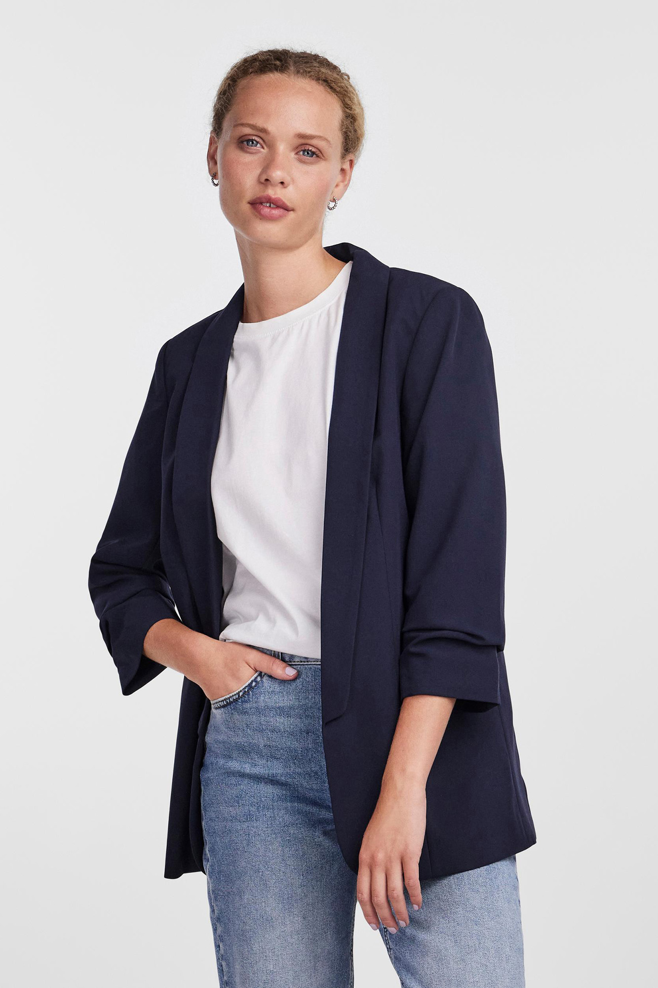 Blazer de manga 3/4 com detalhe de lapela e mangas franzidas. Sem botões.