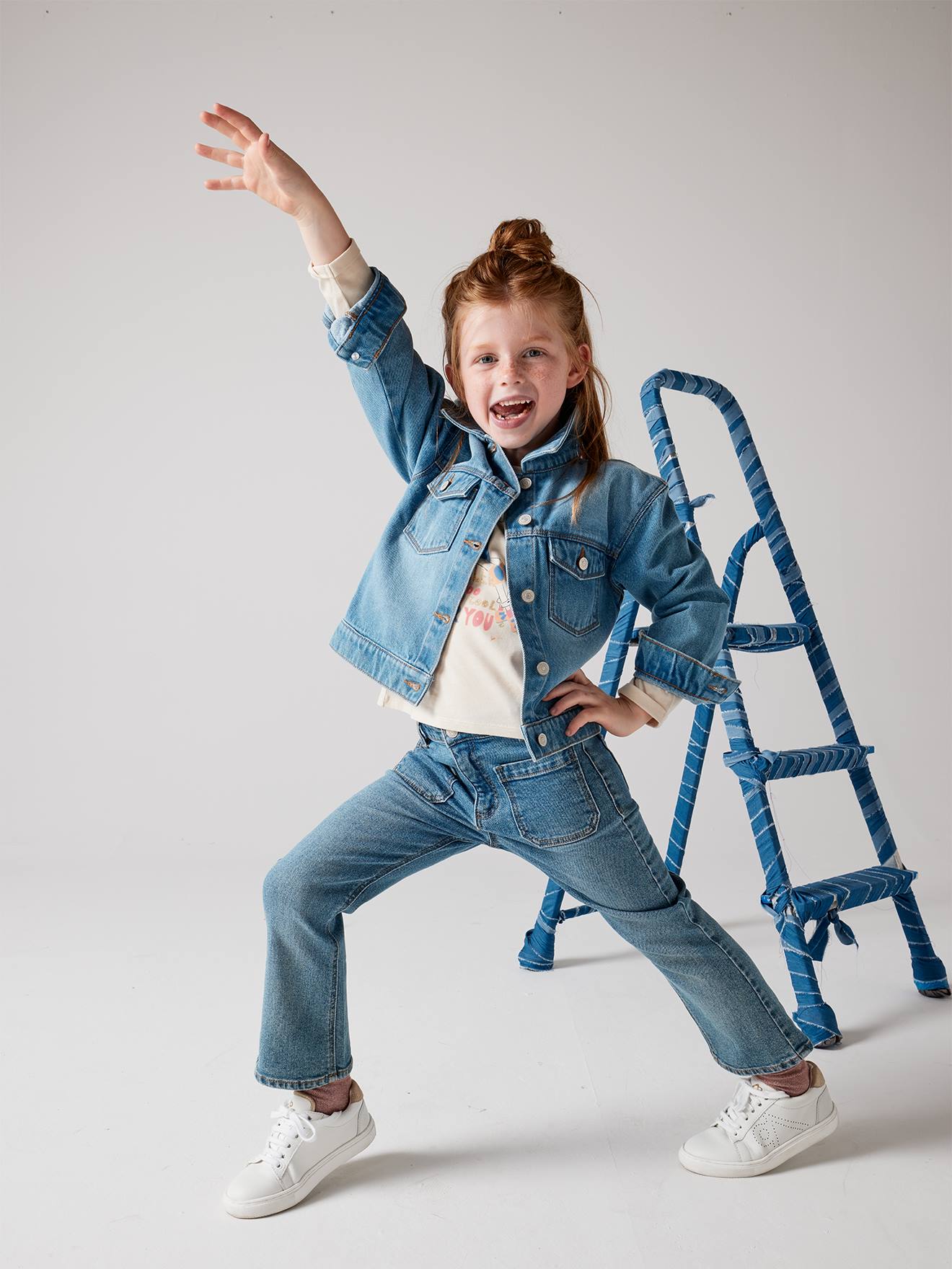 Jaqueta jeans com detalhe de flor 
