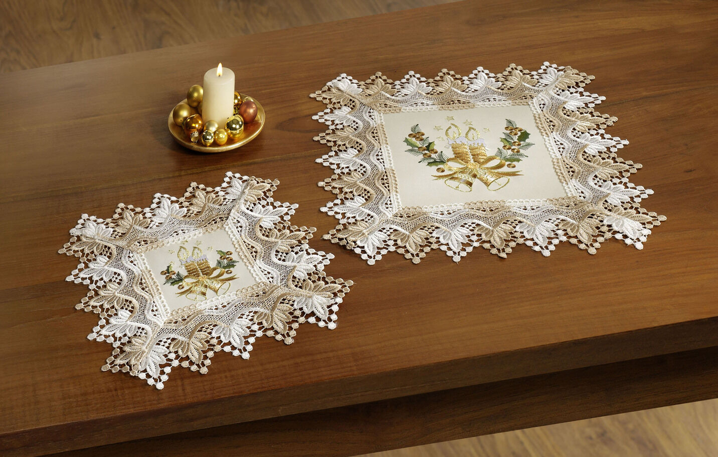 Tisch- und Raumdekoration mit weihnachtlichen Kerzenmotiven