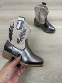 Girly cowboy boots - gun