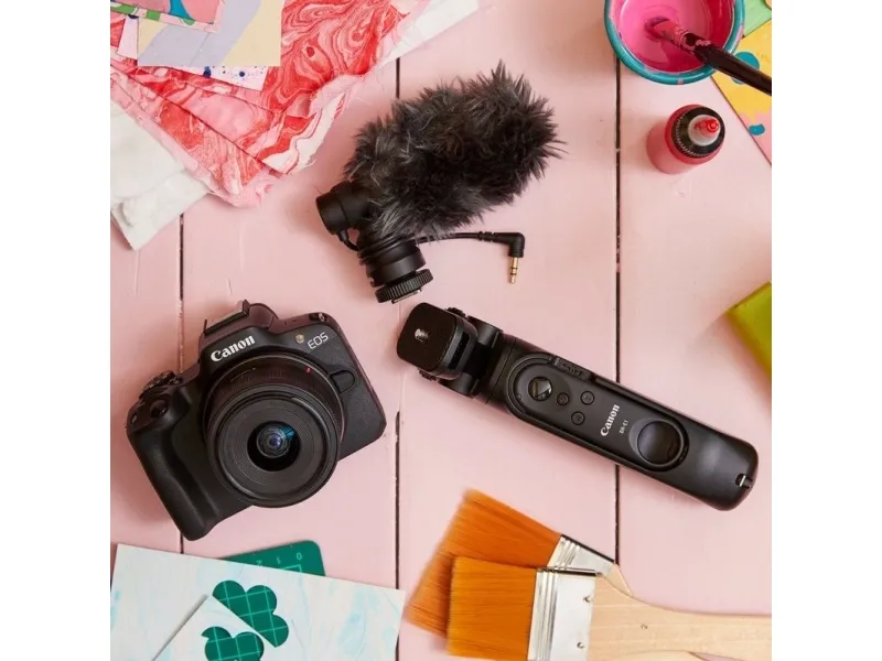 Canon EOS R50 - Content Creator Kit - digitalkamera - spejlløst - 24.2 MP - APS-C - 4K / 30 fps - 2.5x optisk zoom RF-S 18-45 mm F4.5-6.3 IS STM objektiv - Wi-Fi, Bluetooth - sort