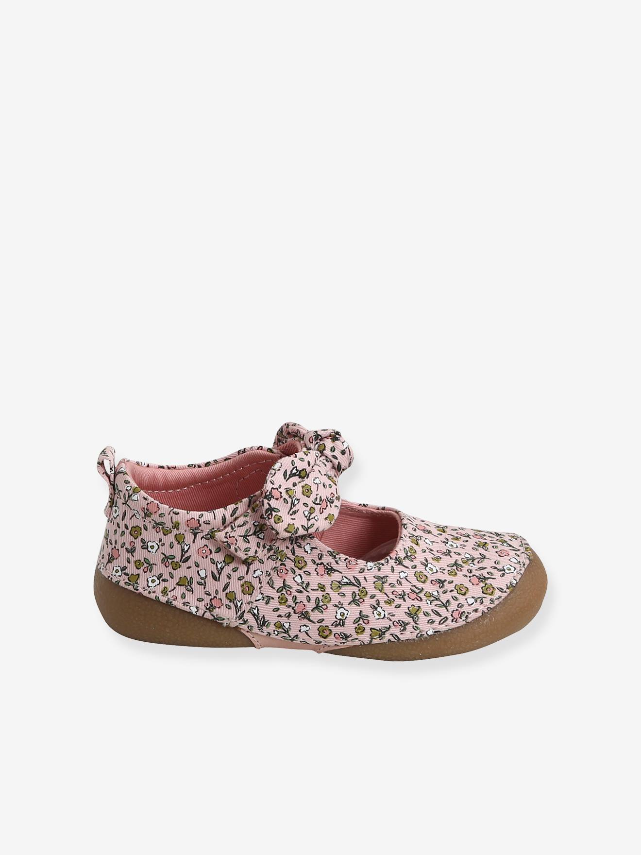 Sapatilhas de bailarina para bebê, feitas de tecido estampado rosa claro.