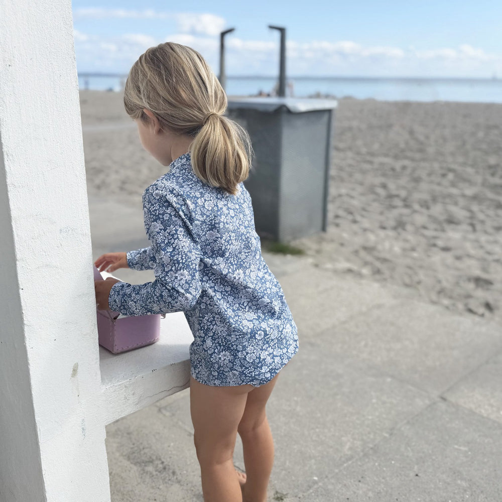 Køb Petit Crabe Evening Sky (Made With Liberty© Fabric) Sydney Uv Swimshirt L/S