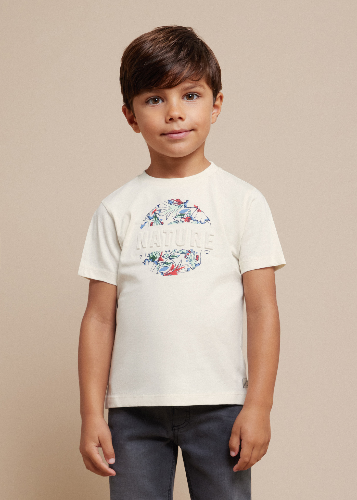 Camiseta Better Cotton com estampa botânica em relevo para meninos
