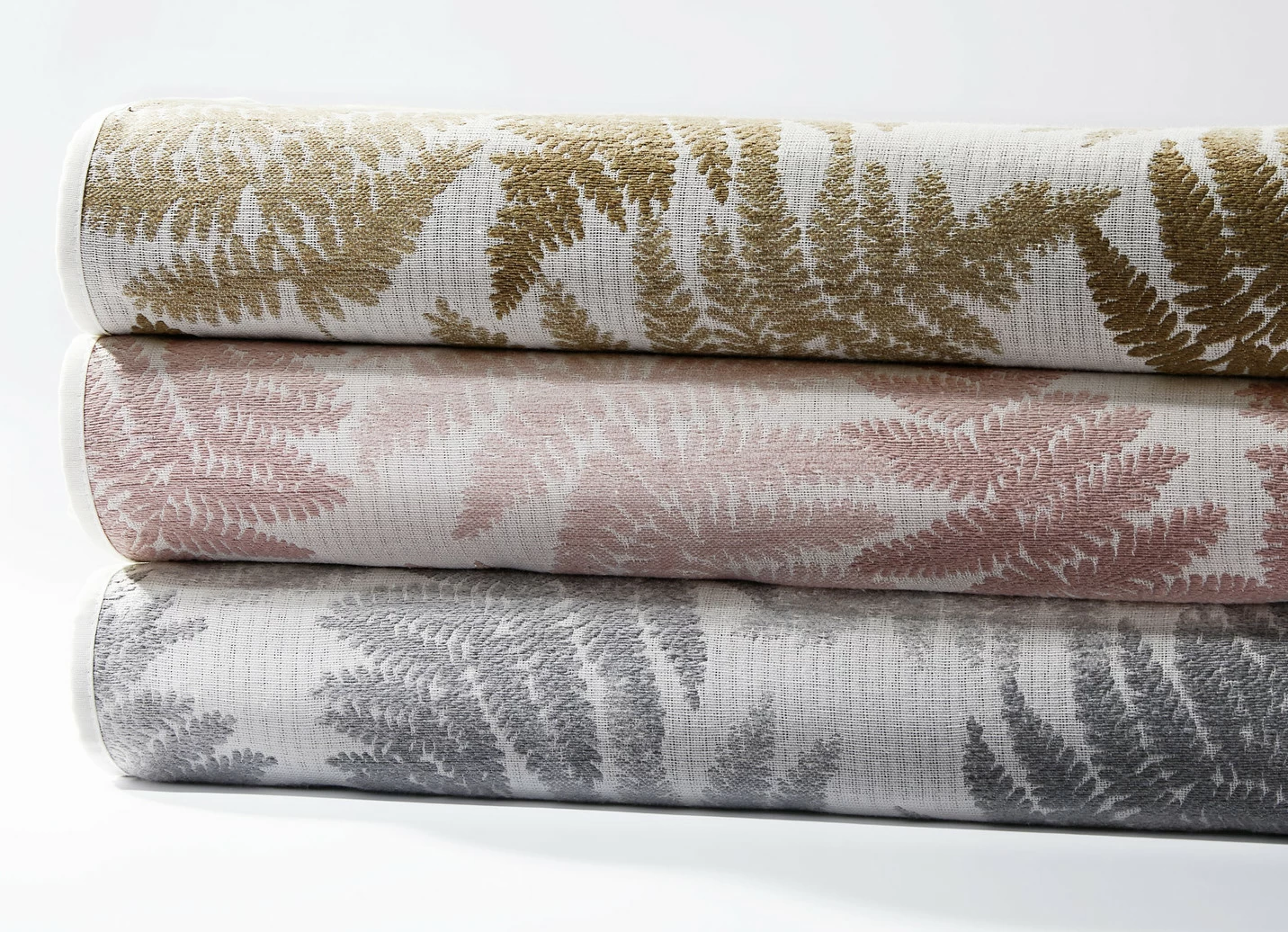 Tagesdecke mit naturnahen Blättermotiven